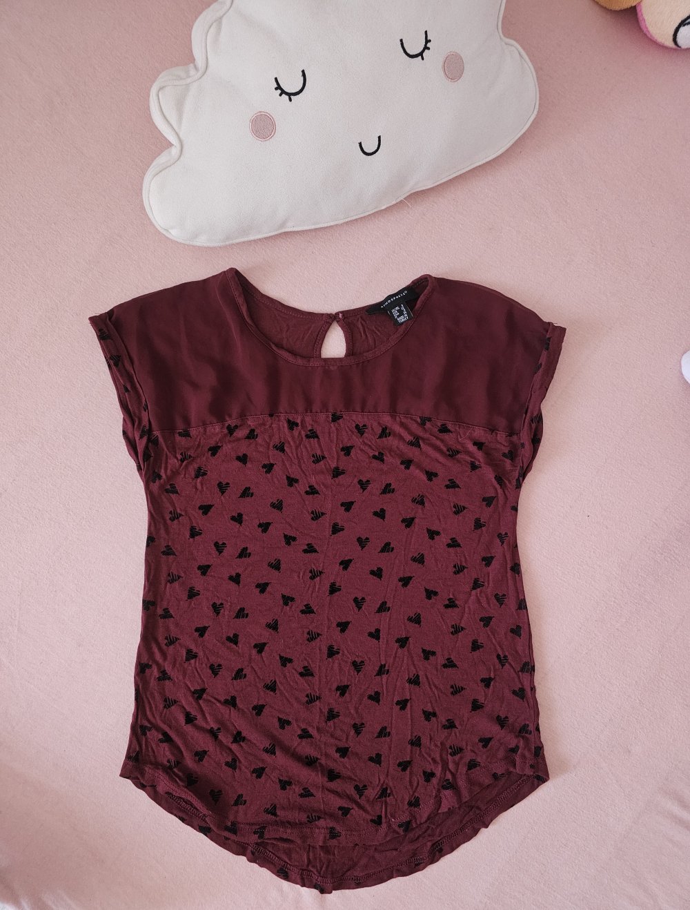 Elegante asymmetrische T-shirt mit Herzen Muster und Mash-Details, Größe 32