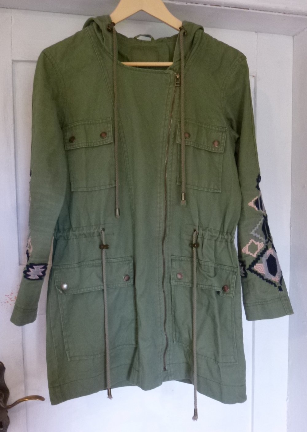  Amisu Jacke oliv mit Stickereien Gr. 34 mit Kapuze 100% Baumwolle