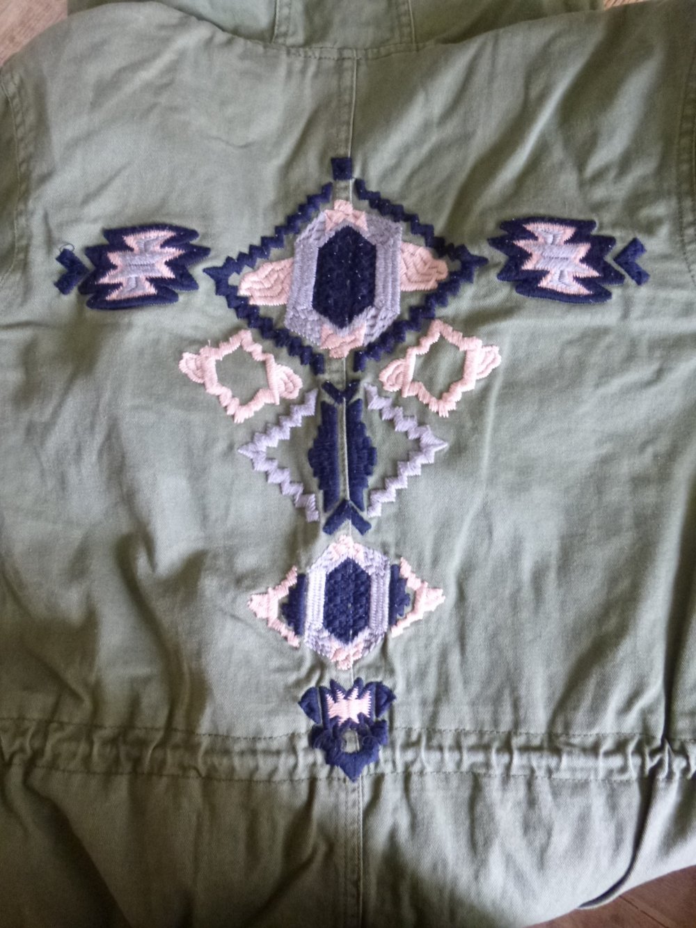  Amisu Jacke oliv mit Stickereien Gr. 34 mit Kapuze 100% Baumwolle