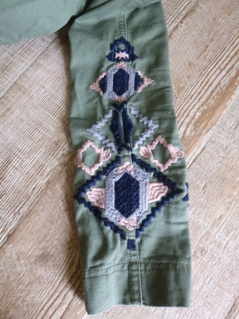  Amisu Jacke oliv mit Stickereien Gr. 34 mit Kapuze 100% Baumwolle