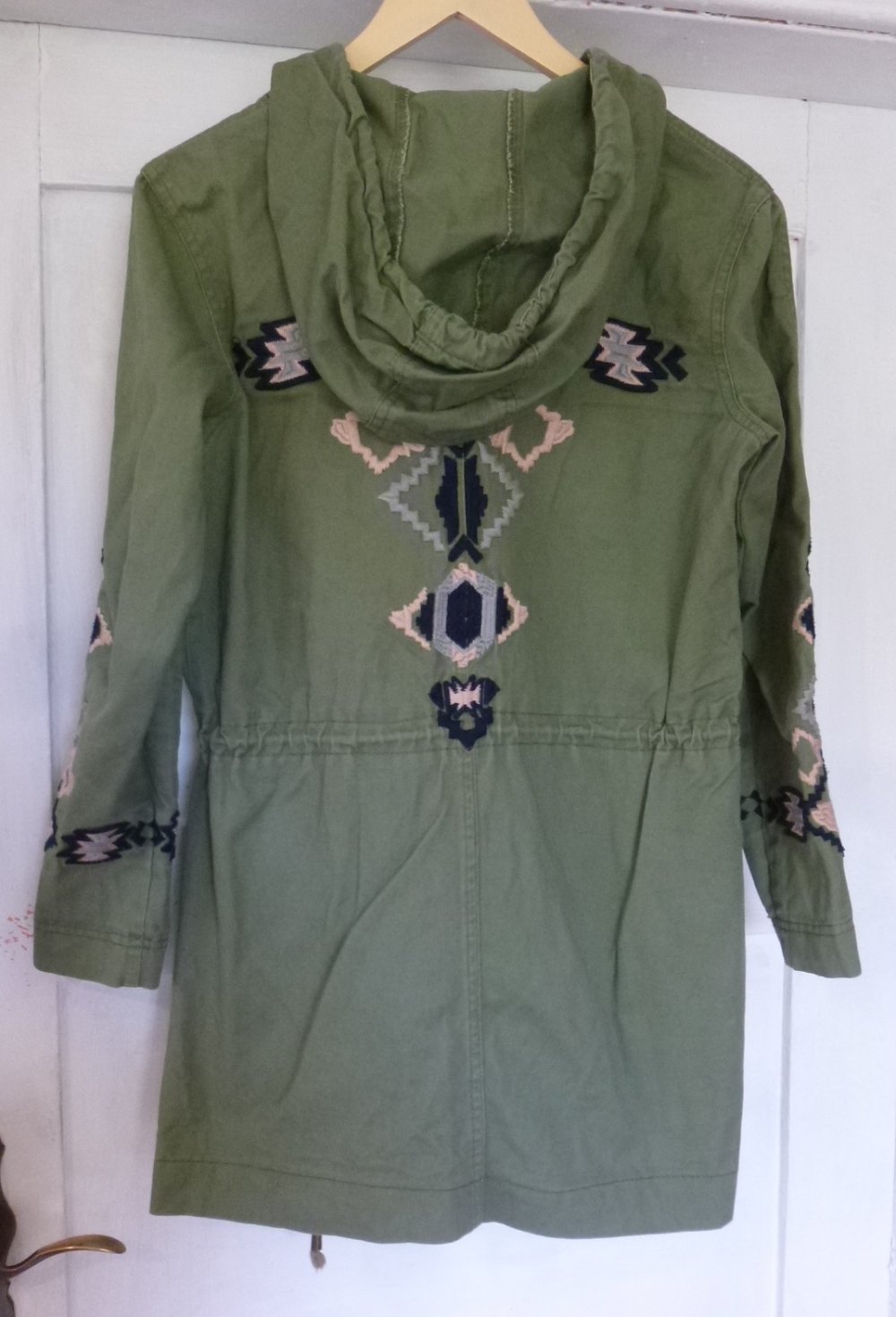  Amisu Jacke oliv mit Stickereien Gr. 34 mit Kapuze 100% Baumwolle