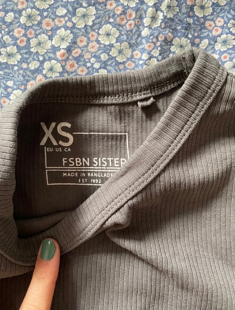 Geripptes Crop Oberteil in Grau