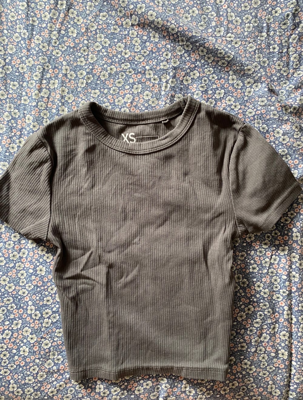 Geripptes Crop Oberteil in Grau