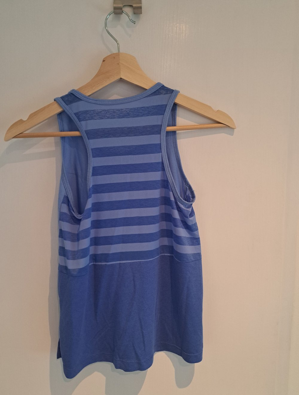 Blaues schulterfreies Nike Tanktop