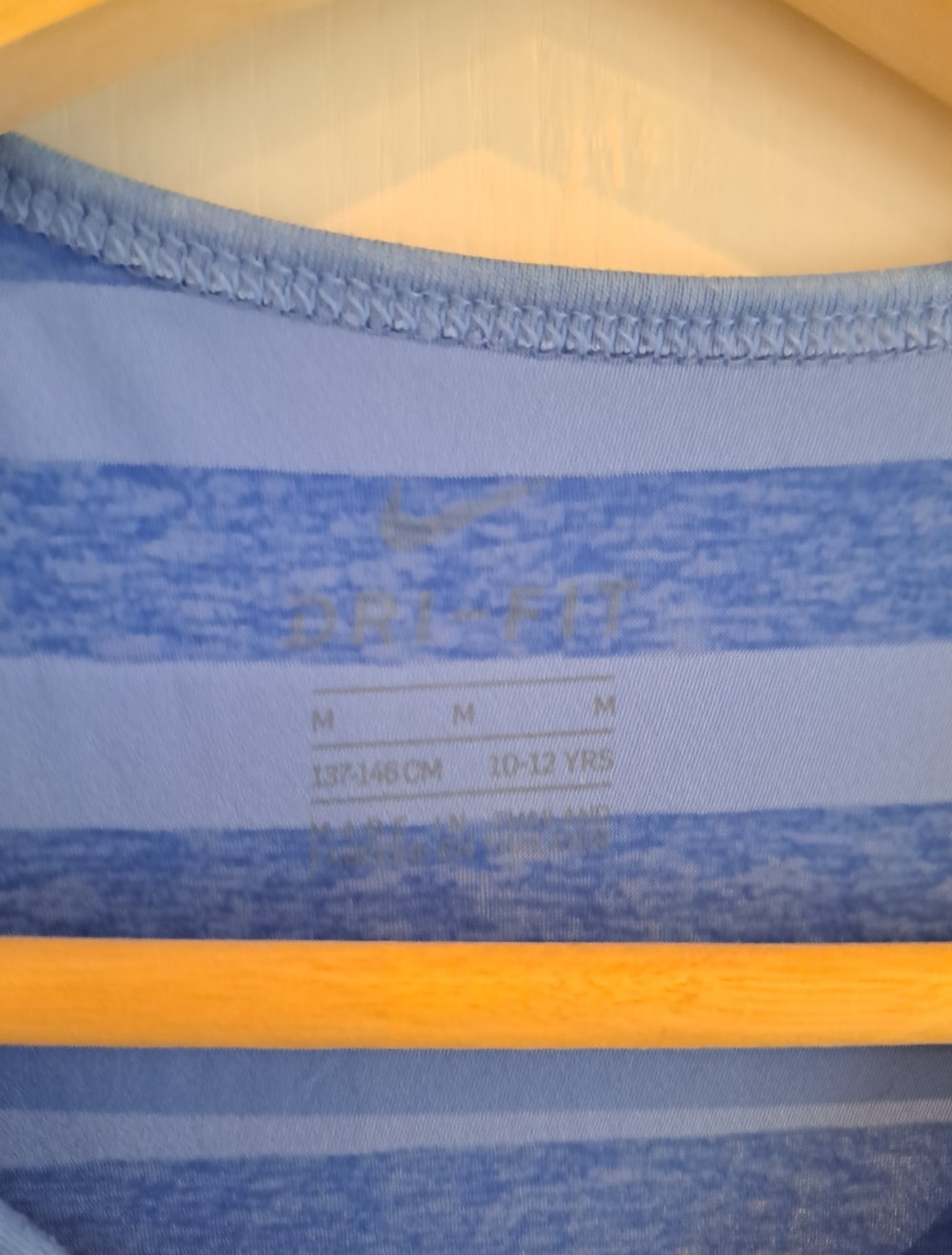 Blaues schulterfreies Nike Tanktop