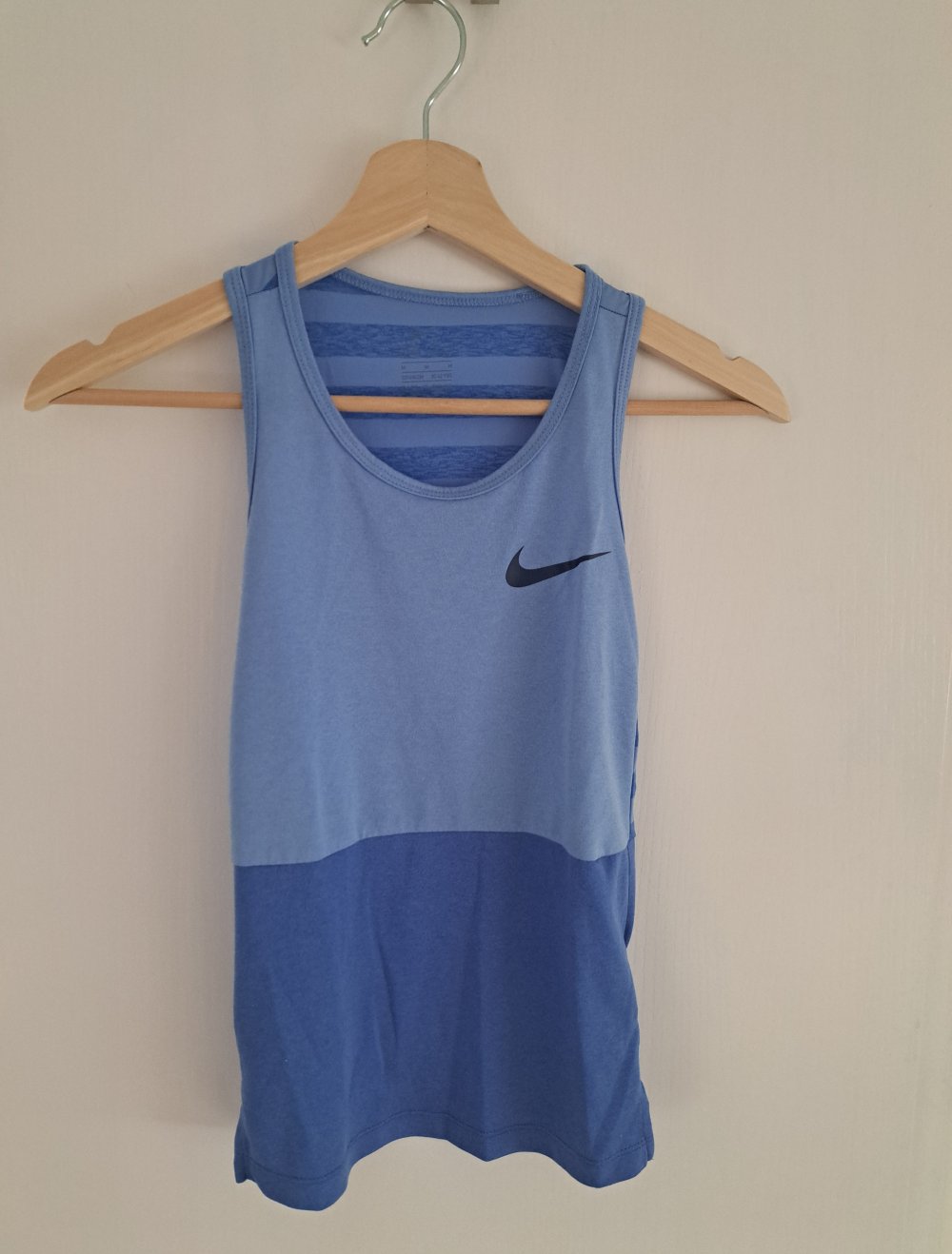 Blaues schulterfreies Nike Tanktop