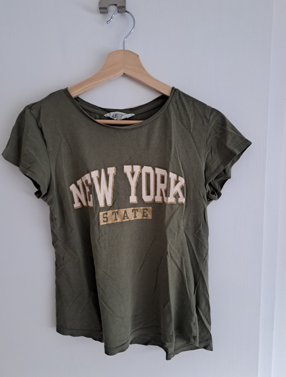 Olivgrünes T-Shirt mit Schrift