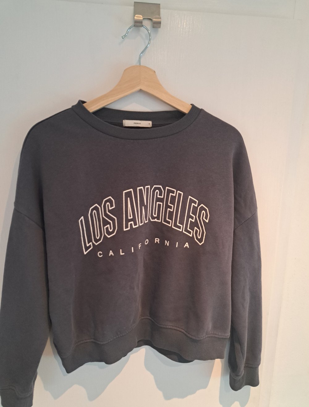 Grauer Pulli mit Print