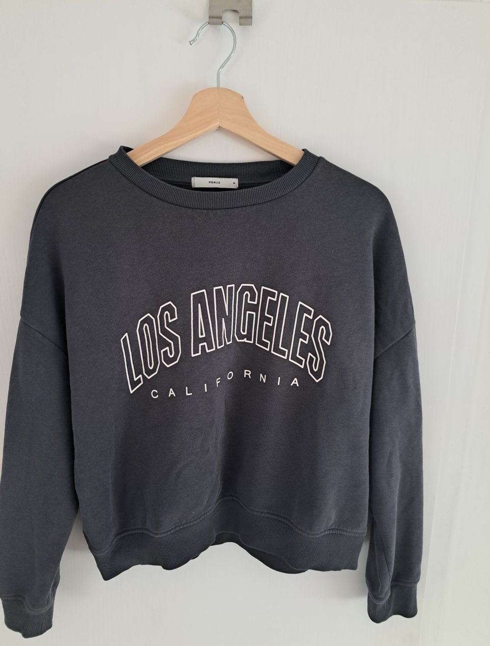 Grauer Pulli mit Print