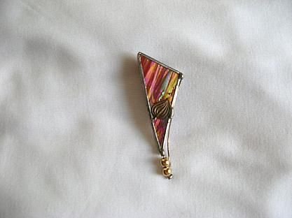 rote Damenbrosche mit Blattapplikation