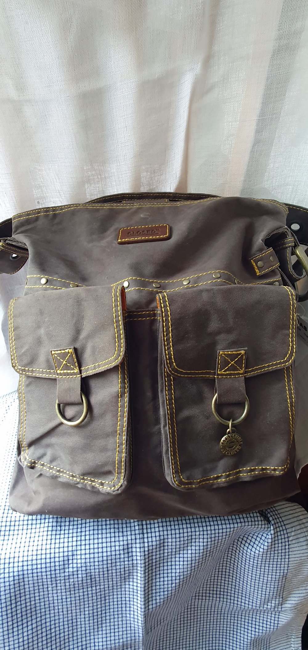 braune Schultertasche