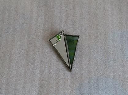 dreieckige Damenbrosche, grün/Spiegelglas