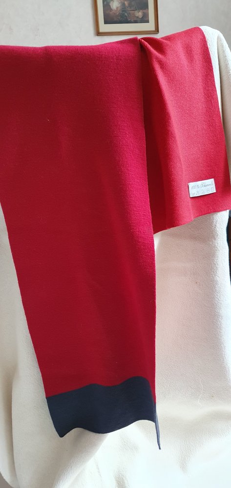 Wollschal in verschiedenen Rottönen