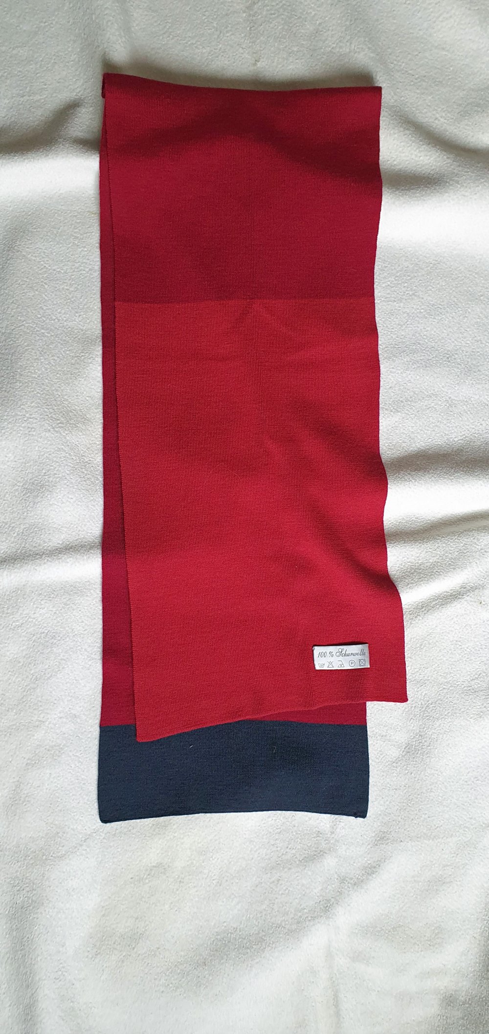 Wollschal in verschiedenen Rottönen