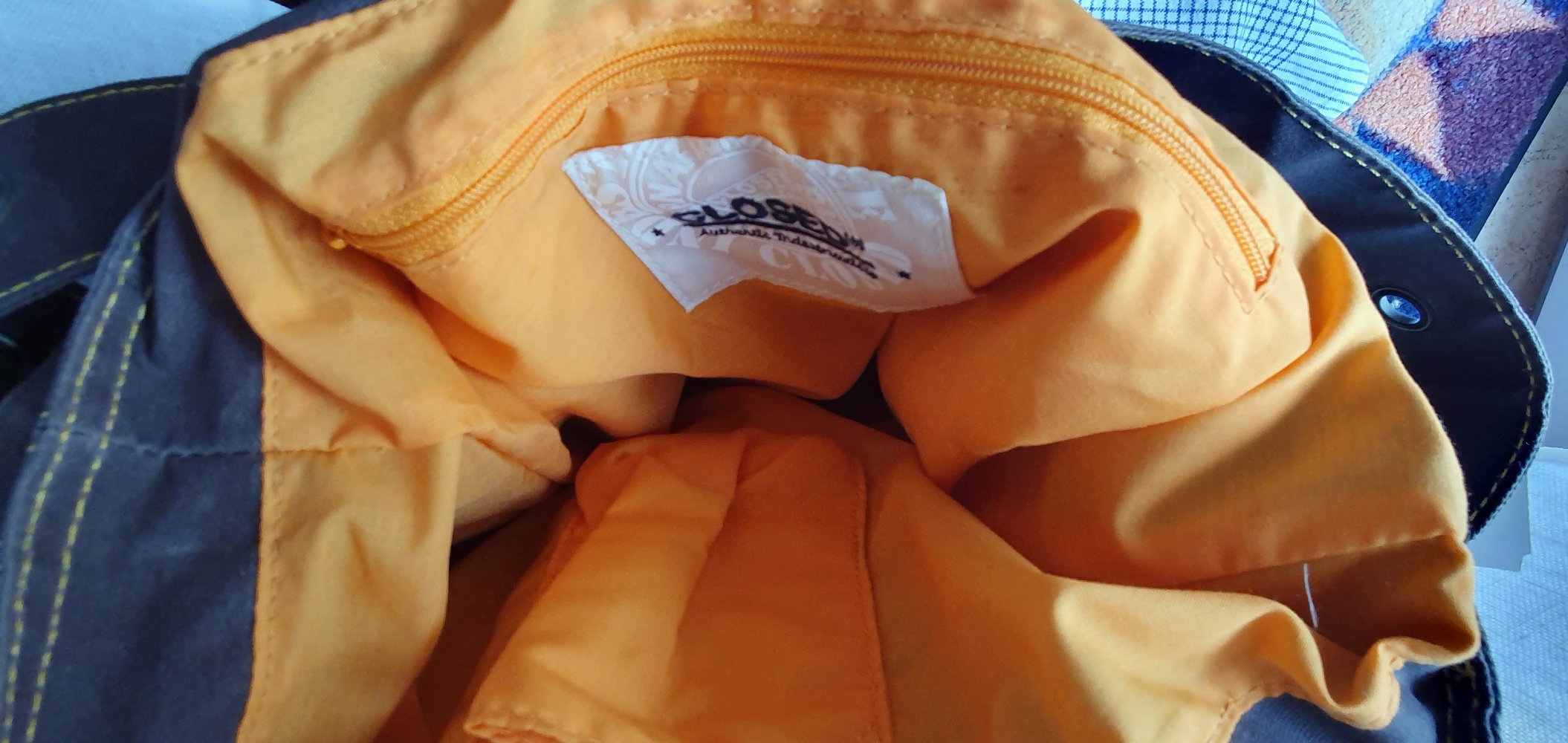 braune Schultertasche