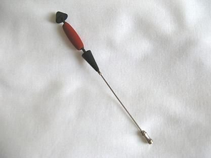 Damenbrosche in Form einer Anstecknadel
