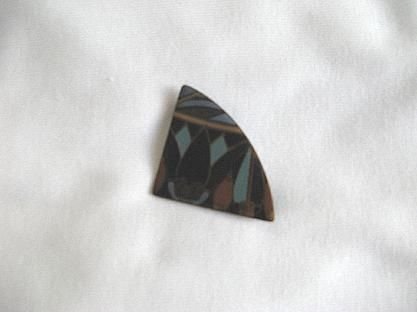 Damenbrosche in Form eines Viertelkreises