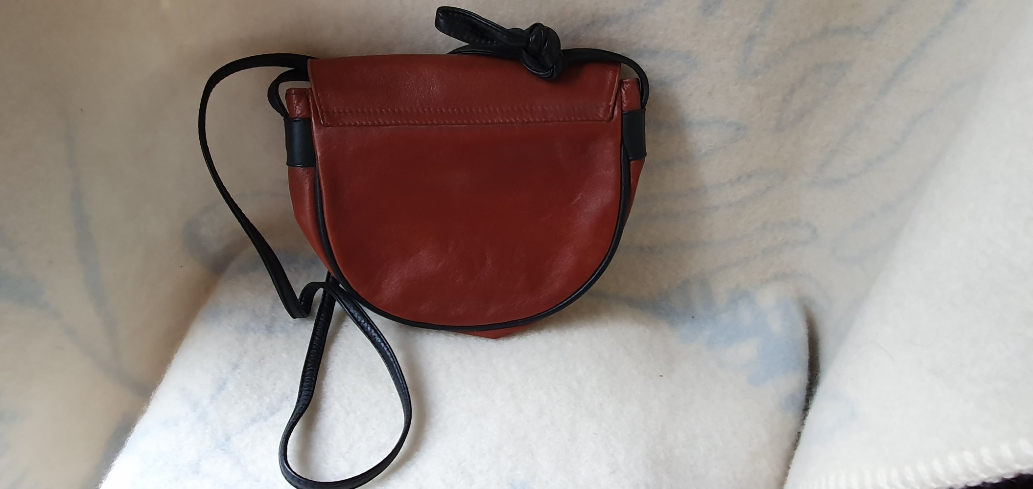 halbrunde Damenschultertasche, Marke Bree