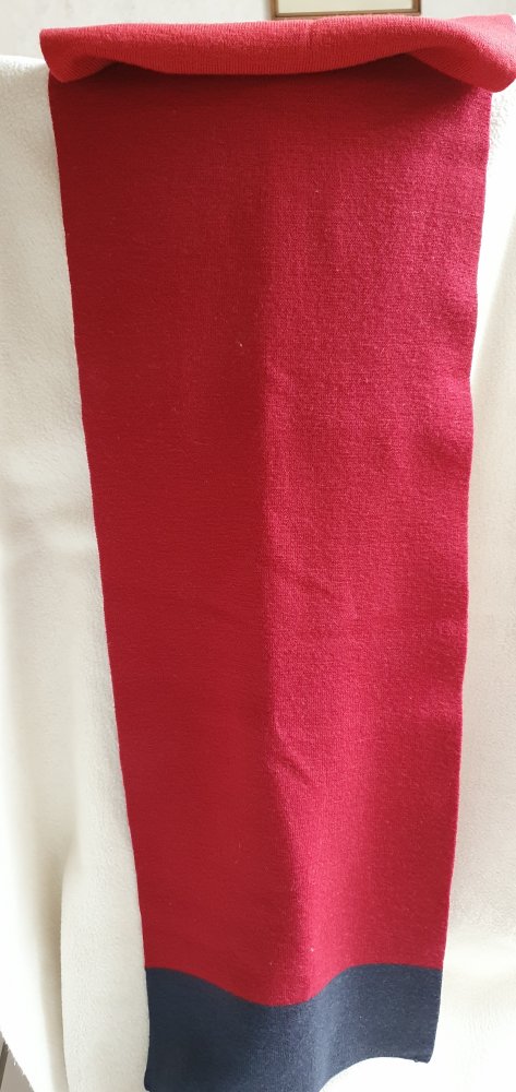 Wollschal in verschiedenen Rottönen