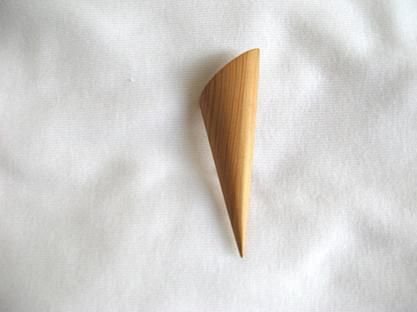 Damenbrosche aus Holz