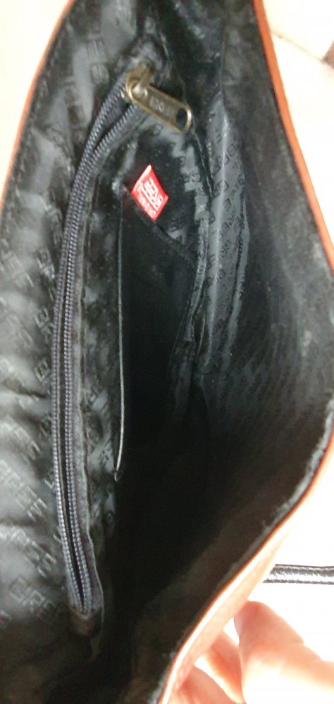 halbrunde Damenschultertasche, Marke Bree