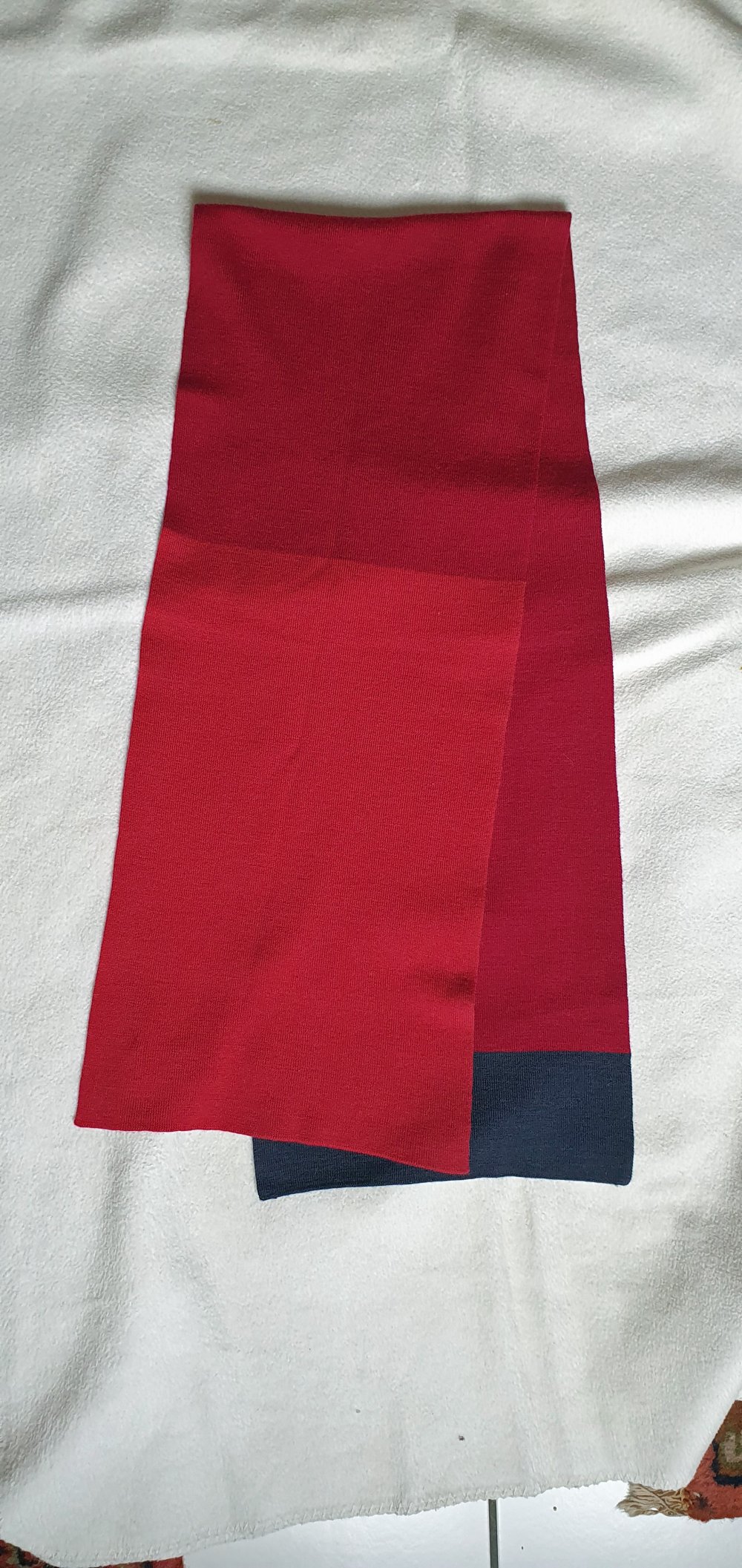 Wollschal in verschiedenen Rottönen