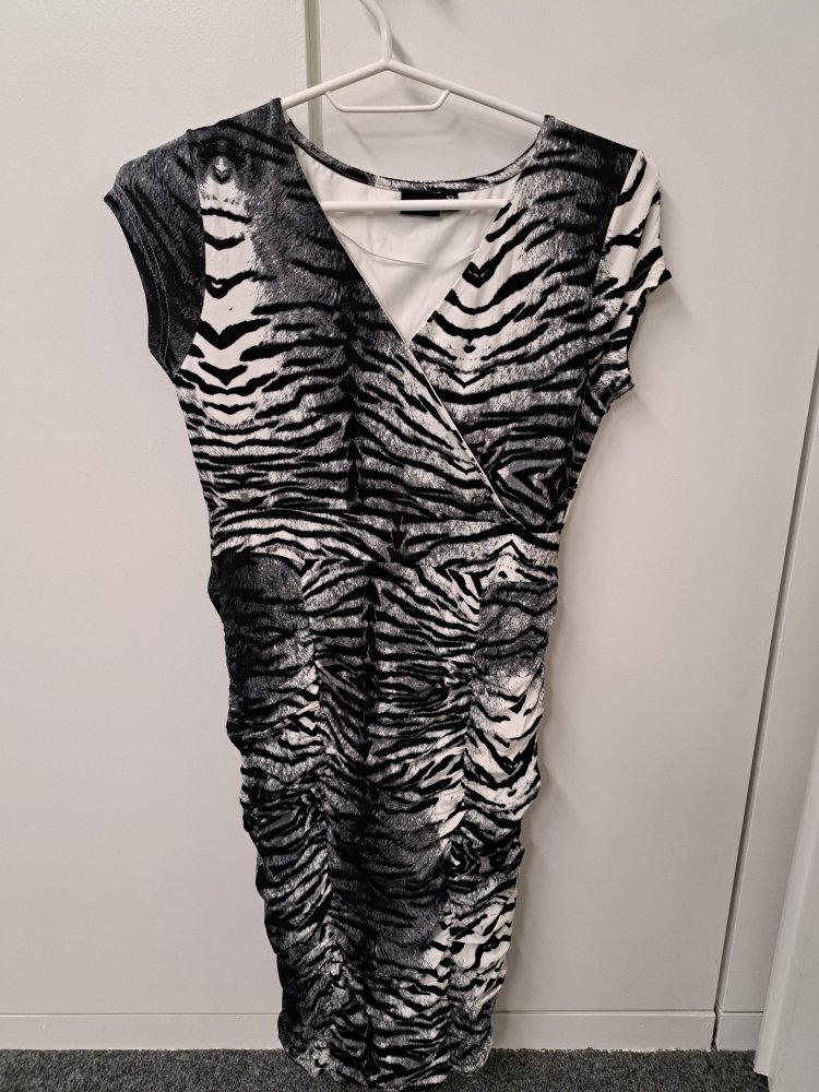 Schönen Sommerkleid/ Reffkleid 32/34 (neu) im Zebraprint