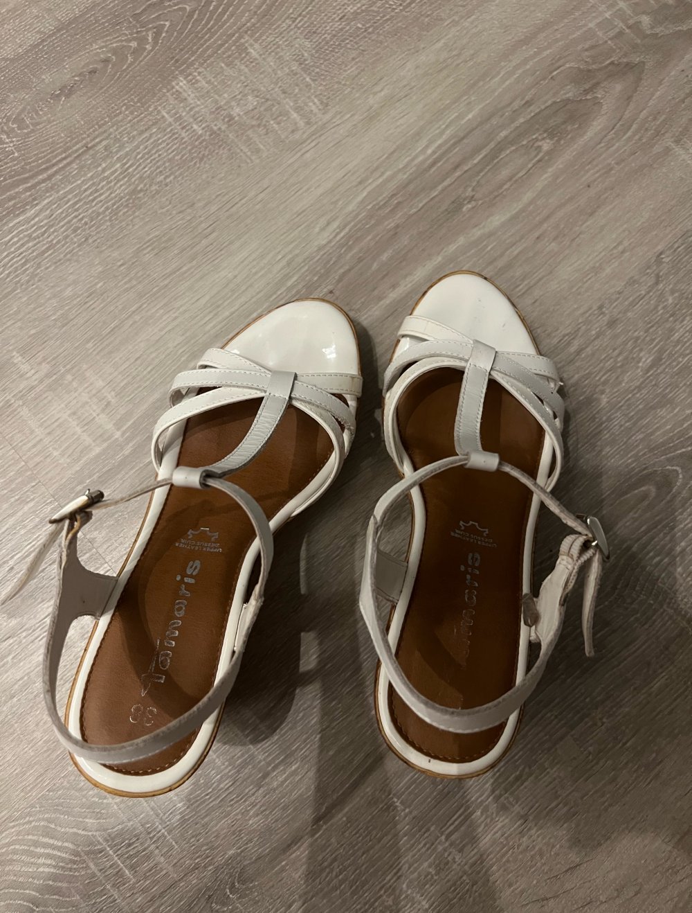 Elegante weiße Absatzschuhe für den Urlaub ?