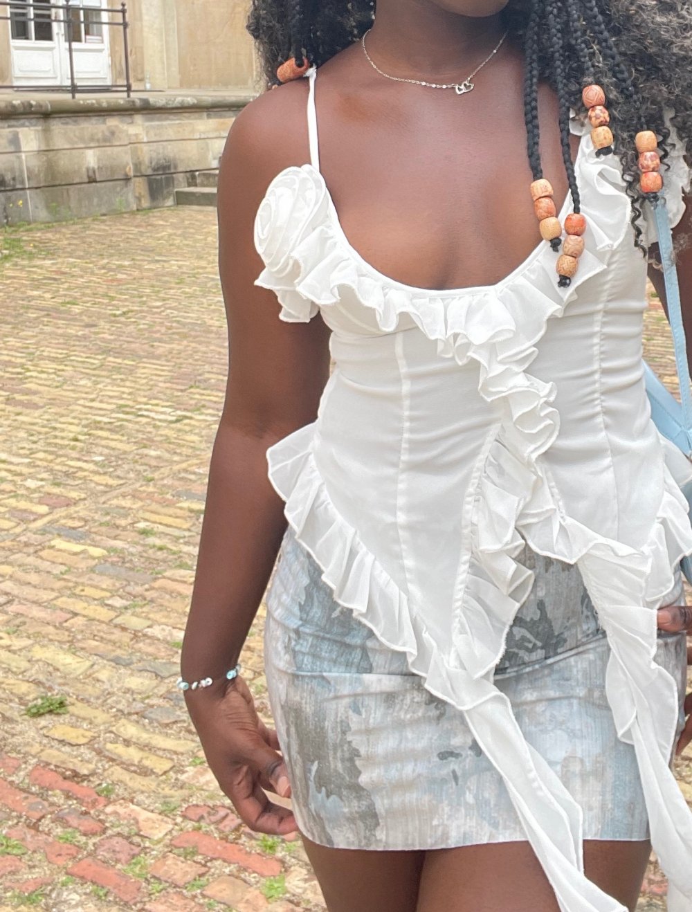 Ärmelloses Rüschenoberteil mit einer Blume