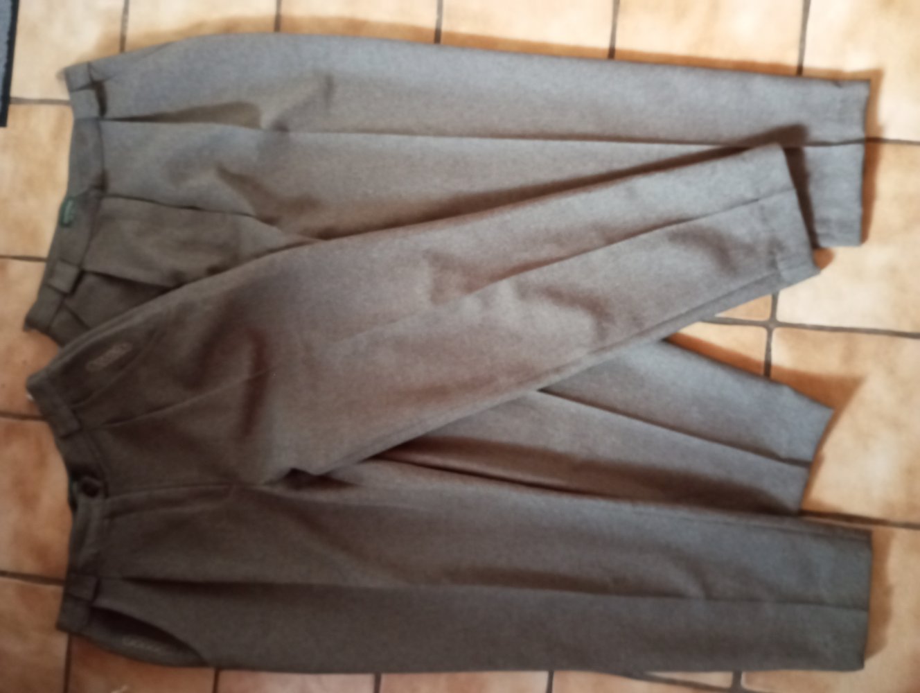 2 graue Anzugs / Stoffhosen