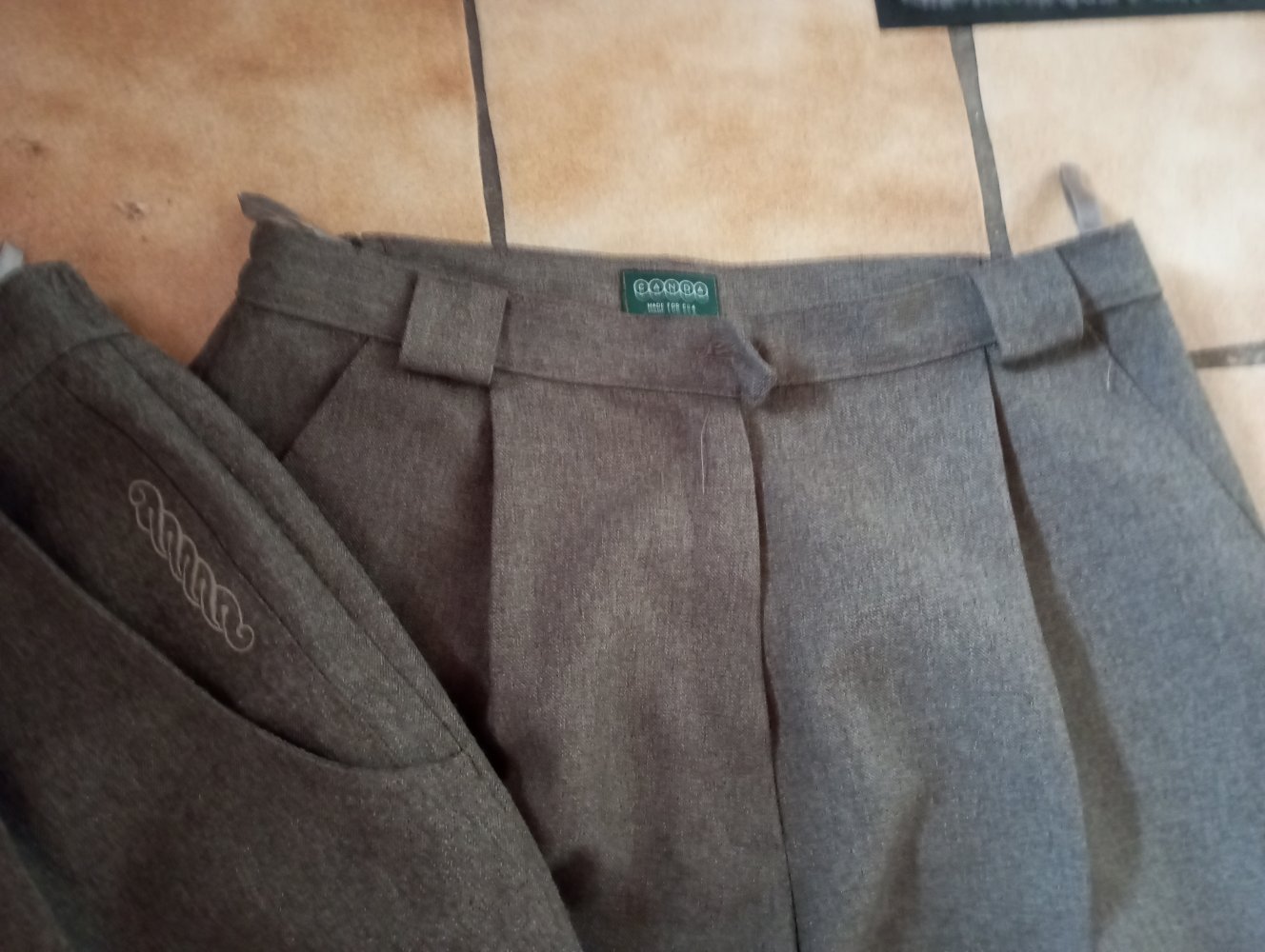 2 graue Anzugs / Stoffhosen