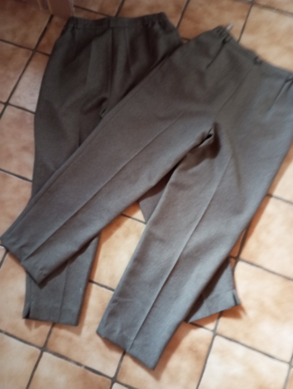 2 graue Anzugs / Stoffhosen