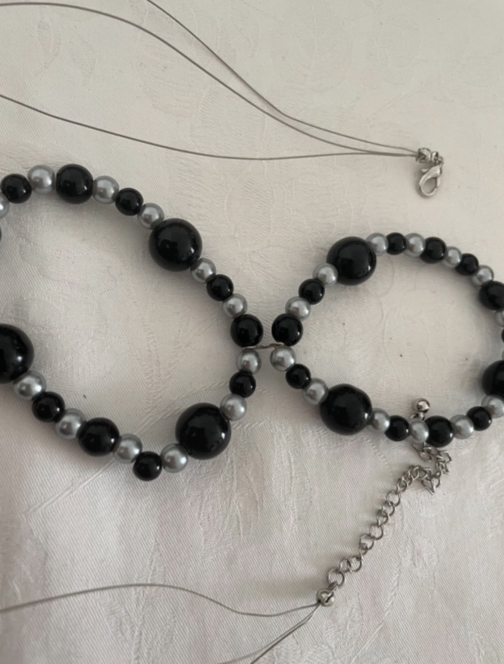 Dicke Perlen Halskette und Armbanduhr