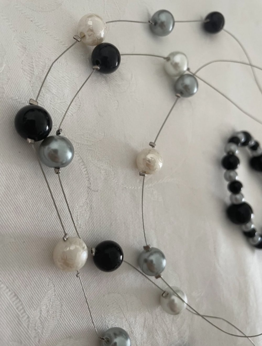 Dicke Perlen Halskette und Armbanduhr