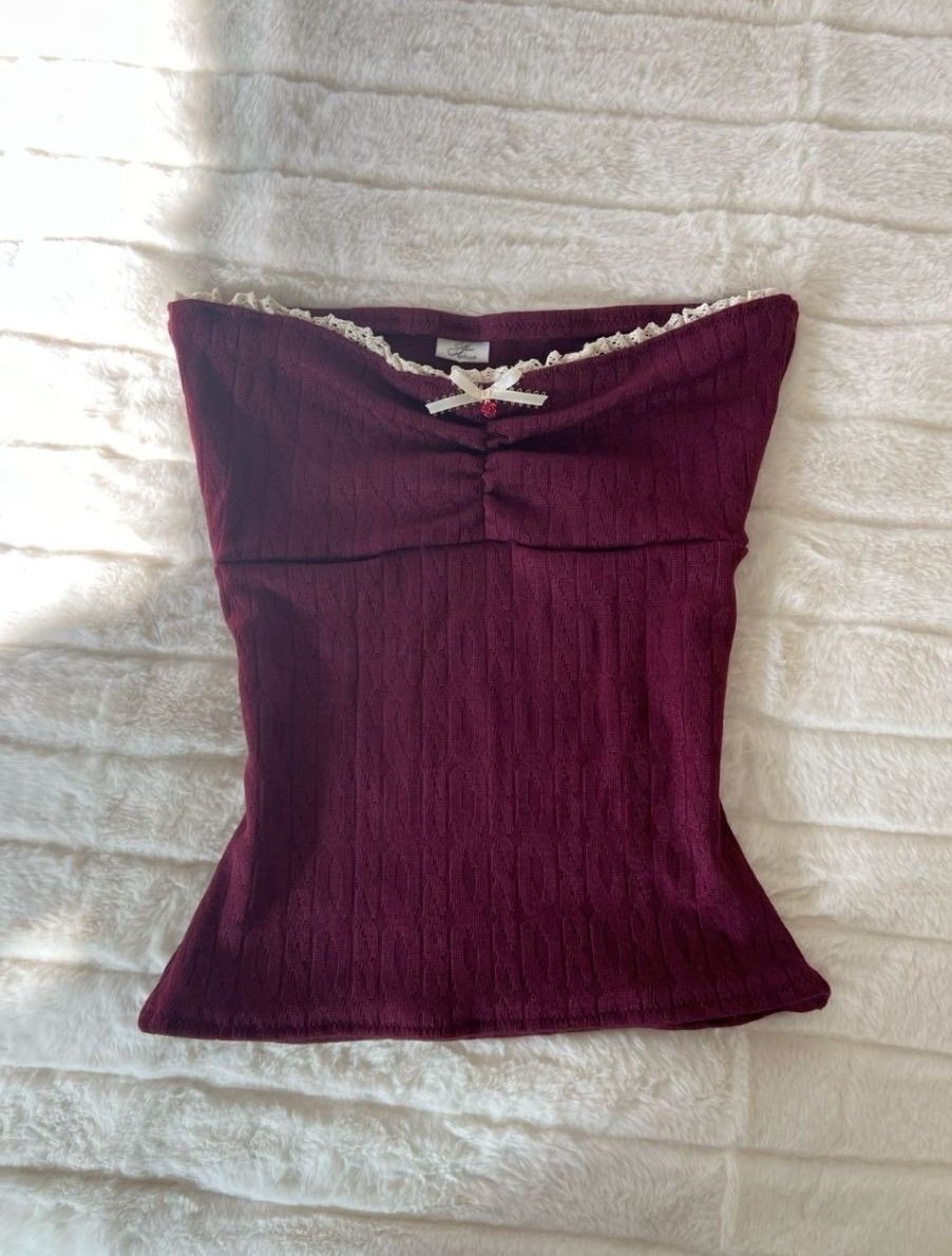 Rotes top mit einer Schleife