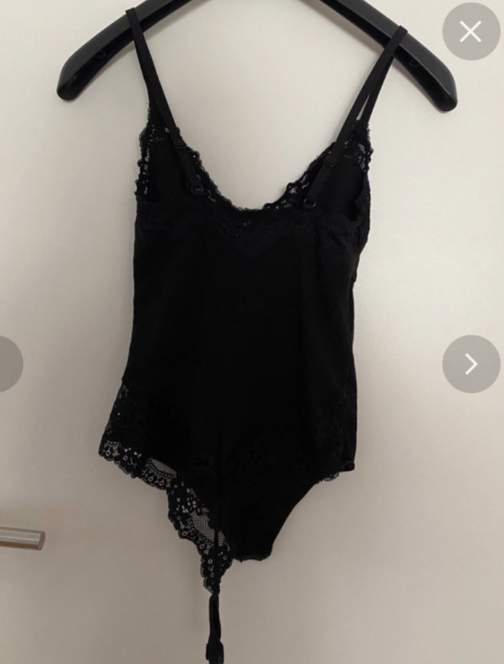 Schöner Spitzenbody