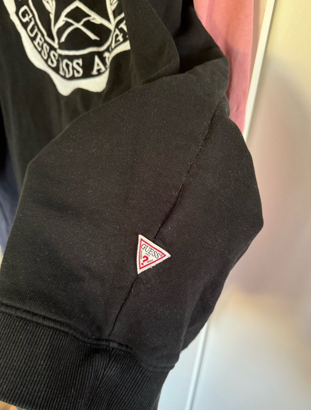 Sweatshirt von GUESS, Größe S/M, rosa, schwarz und blau mit Los Angeles-Stickerei