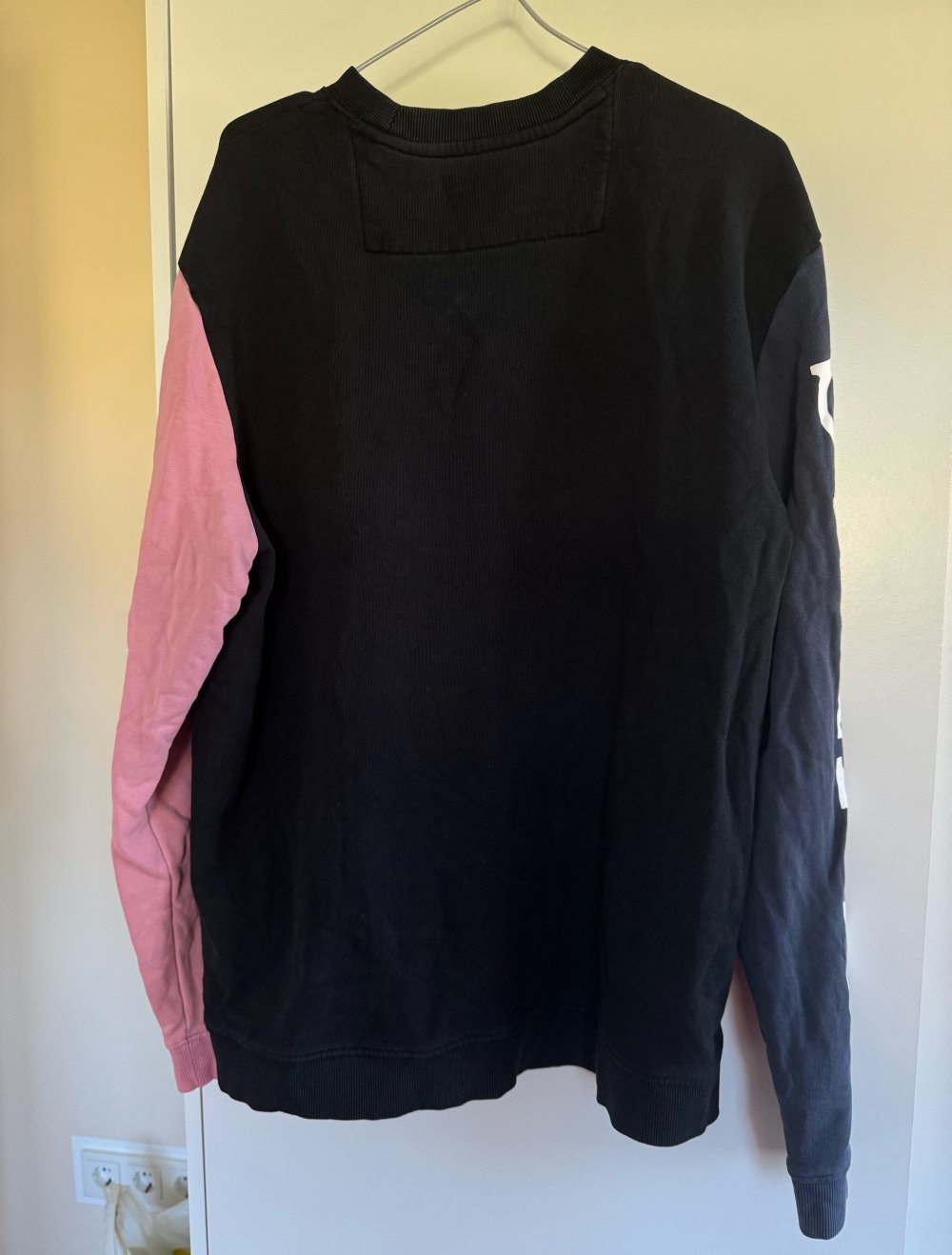 Sweatshirt von GUESS, Größe S/M, rosa, schwarz und blau mit Los Angeles-Stickerei