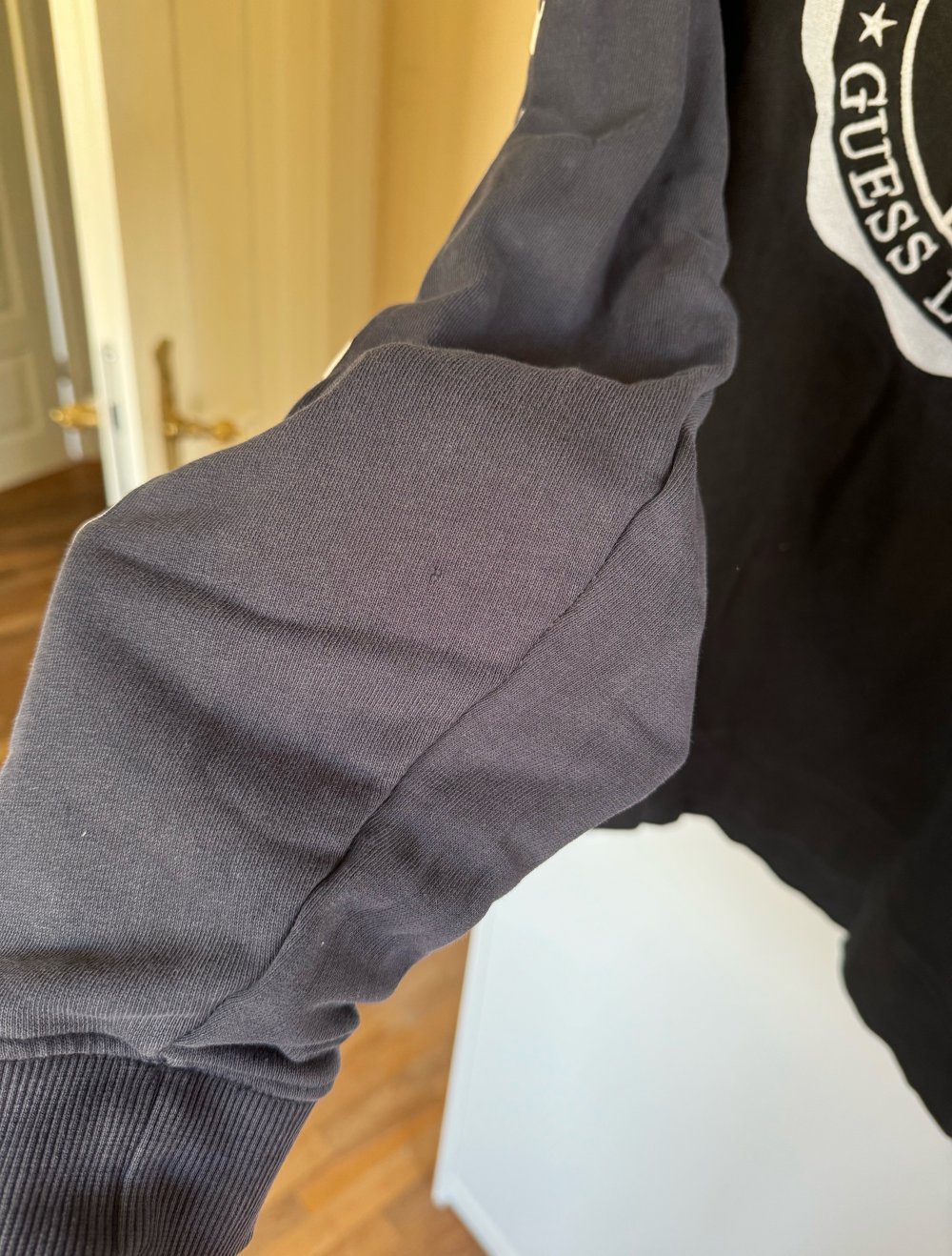 Sweatshirt von GUESS, Größe S/M, rosa, schwarz und blau mit Los Angeles-Stickerei