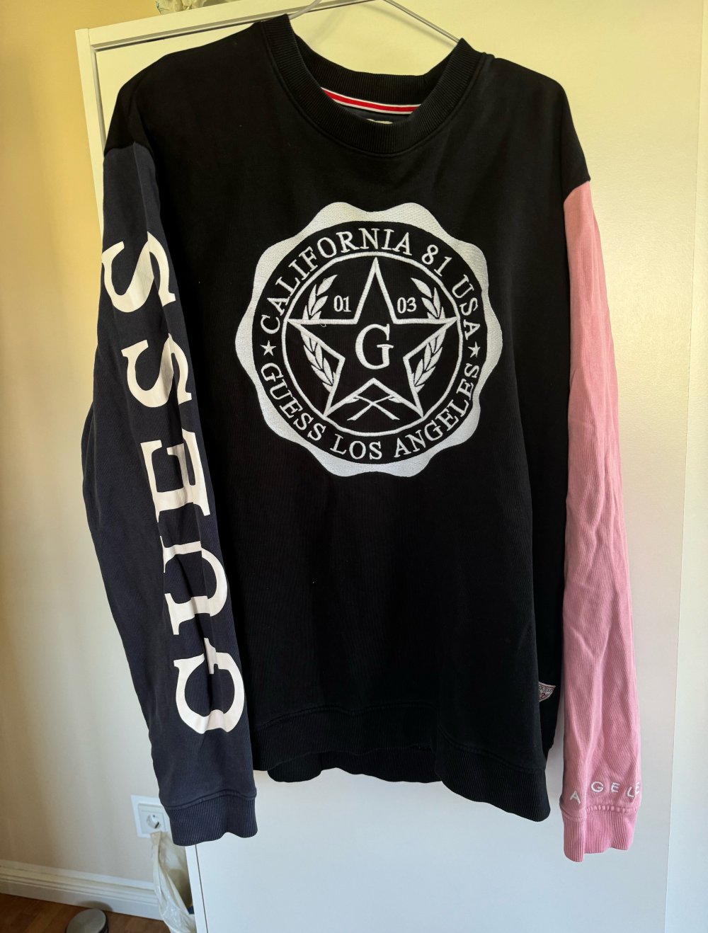 Sweatshirt von GUESS, Größe S/M, rosa, schwarz und blau mit Los Angeles-Stickerei