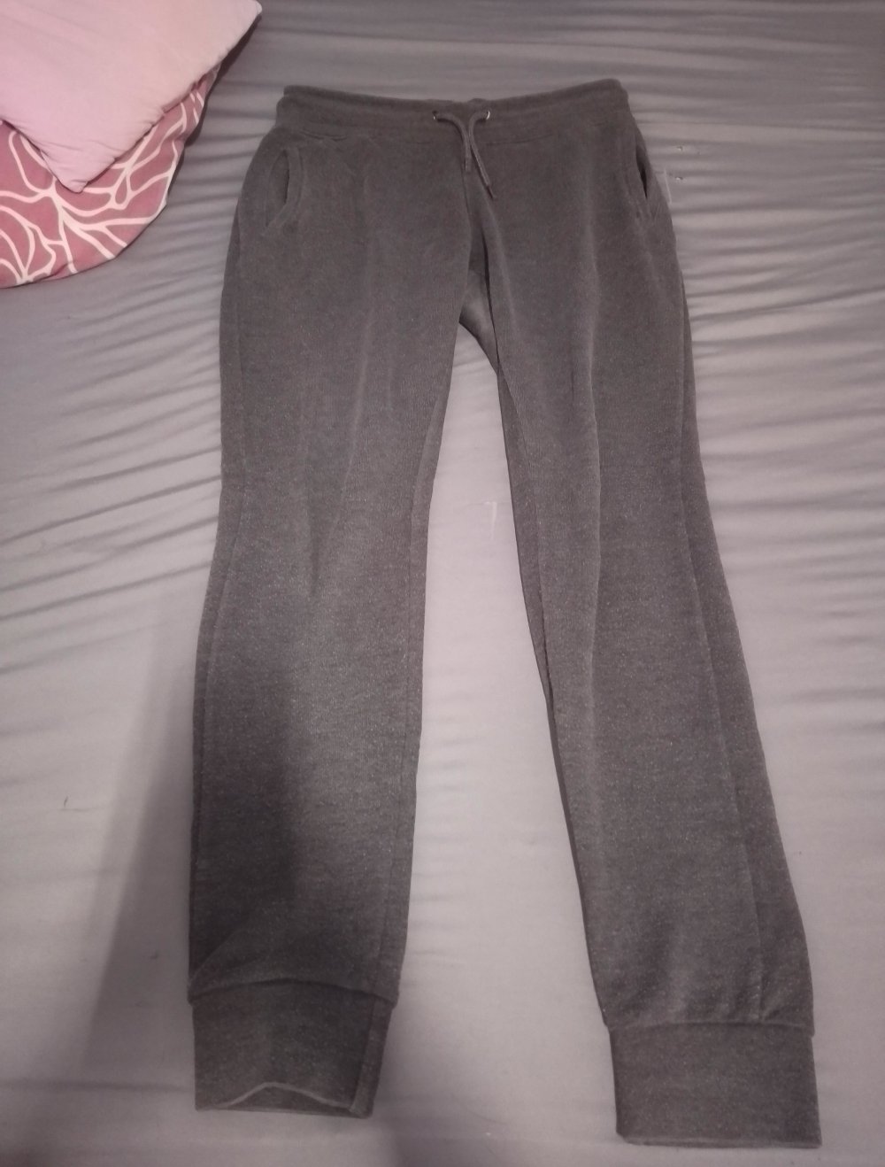 graue jogginhose