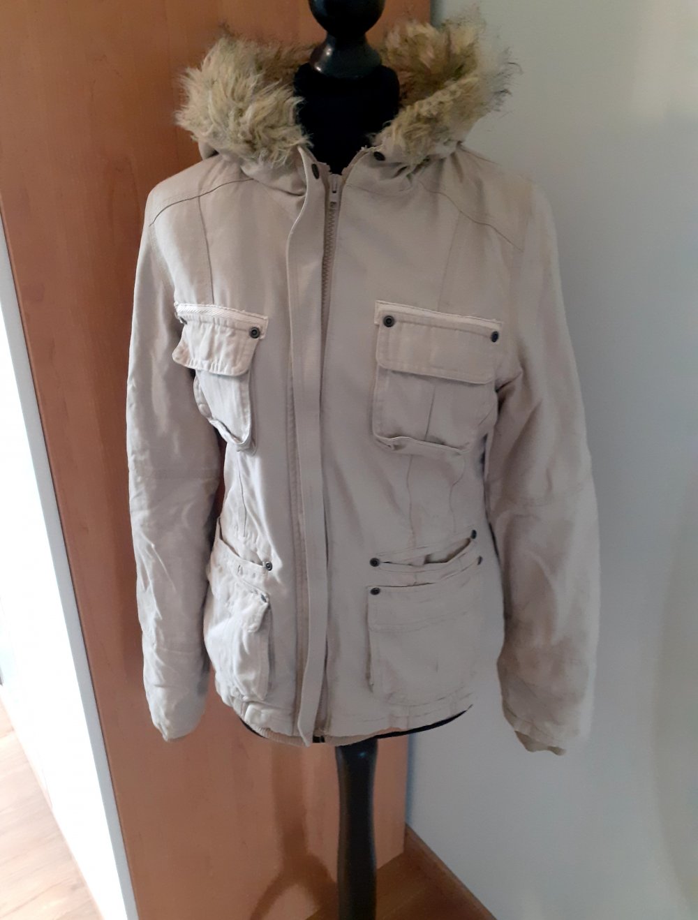 Winterjacke beige canvas Madonna 36 S mit Fellkapuze und Fellkragen dick gefüttert Winterjacke Damen Oberstoff 100% Baumwolle
Mit modischen aufgesetzten Taschen