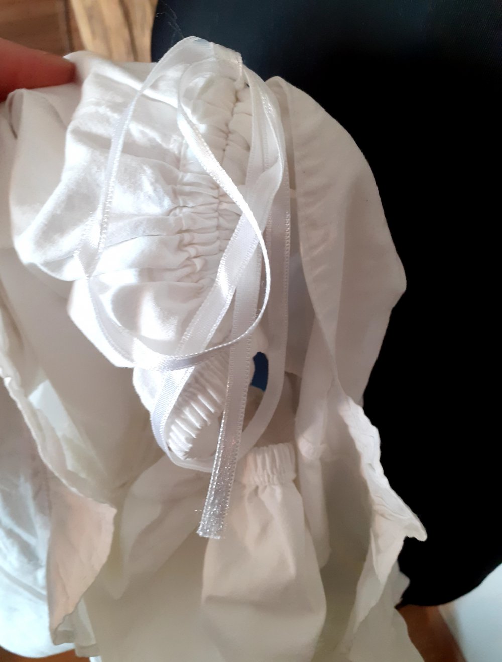 Trachtenpoint Trachtenbluse Dirndlbluse 36 weiß
mit kleinem blauen Fleck auf dem Ärmel