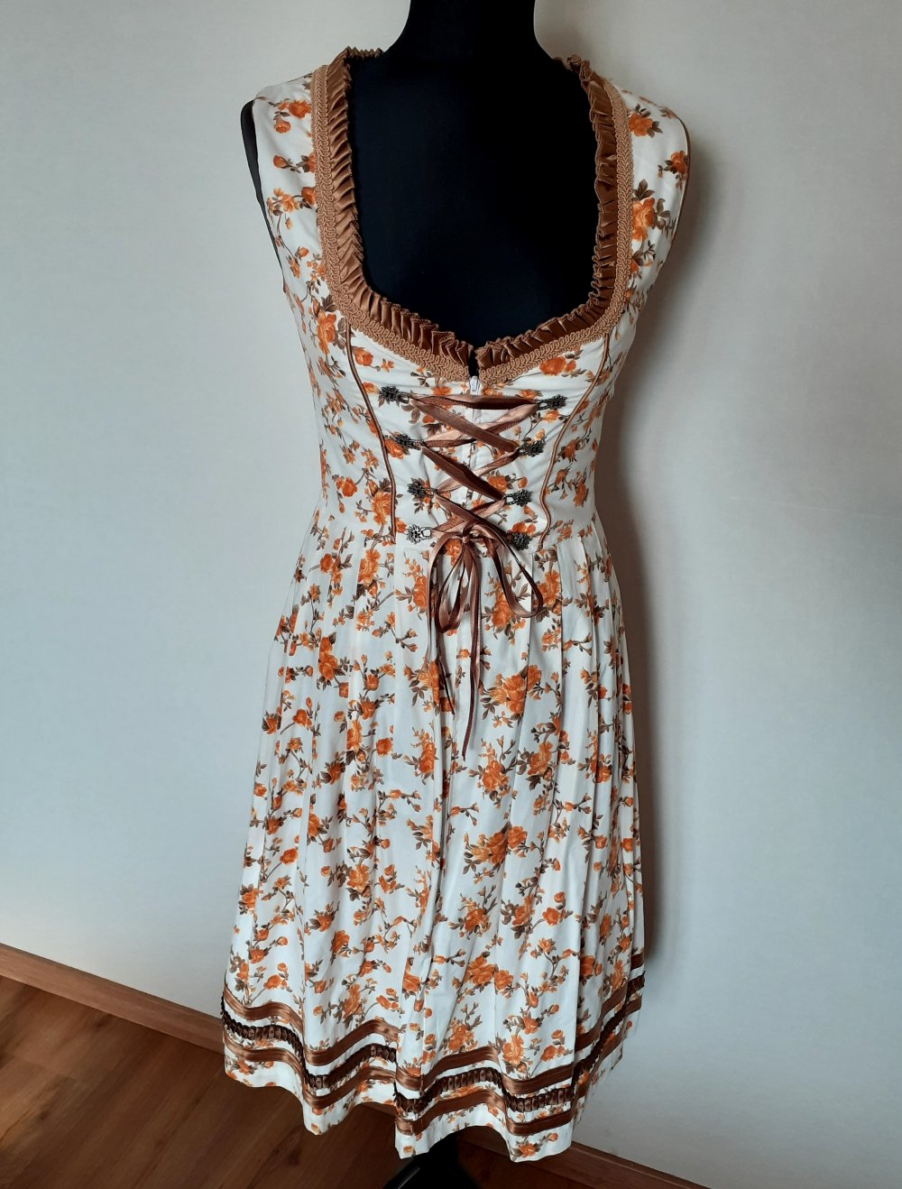 Lifos Dirndl Größe 36 weiß blumig Blumen Rosen floral Naturtöne braun Orange mit aufwändigen Bestickungen/Verzierungen am Saum und Kragen 
Trend 2024