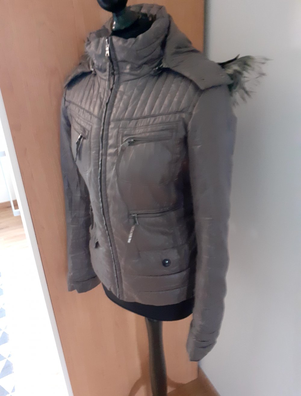 Tommy Hilfiger Winterjacke Daunenjacke Damen 36 Medium M khakifarben olivgrün taupe glänzend tailliert mit abnehmbaren Bindegürtel sowie abnehmbarer Kapuze mit abnehmbarem Fellkragen