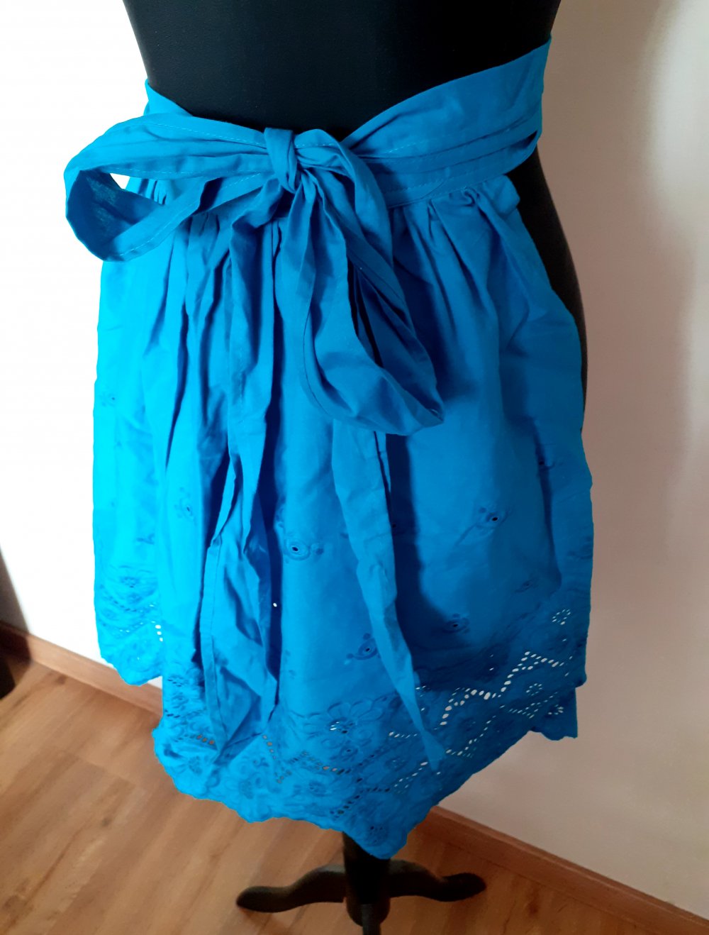 Original Steindl Dirndlschürze türkisblau Trachtenschürze azurblau mit aufwändiger Lochstickerei ca 48 cm Länge Blumenmuster floral Oktoberfest Wiesen Waasen Volksfest neu unbenutzt