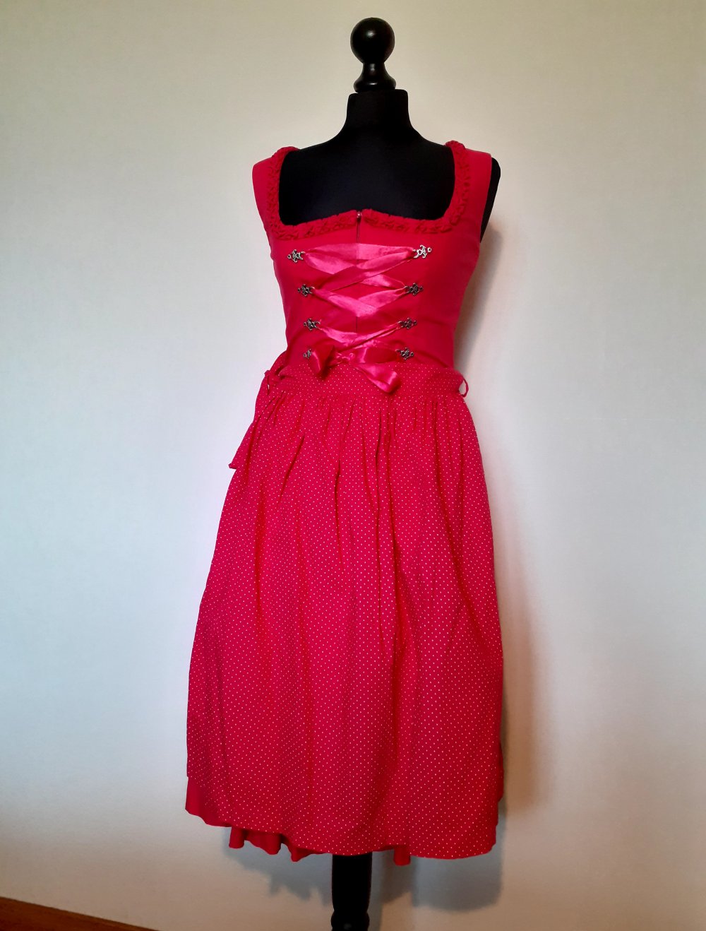 Almsach Midi-Dirndl 36 pink Trachtenkleid
Vorne mit Reißverschluss und Satin Corsagenbindeband 
Aktueller Barbie-Trend 
100% Baumwolle 
Mit hübschen Rüschen am Dekolete 
Inklusive pinkfarbener Schürze mit weißen Punkten polka Dots
Ohne Bluse