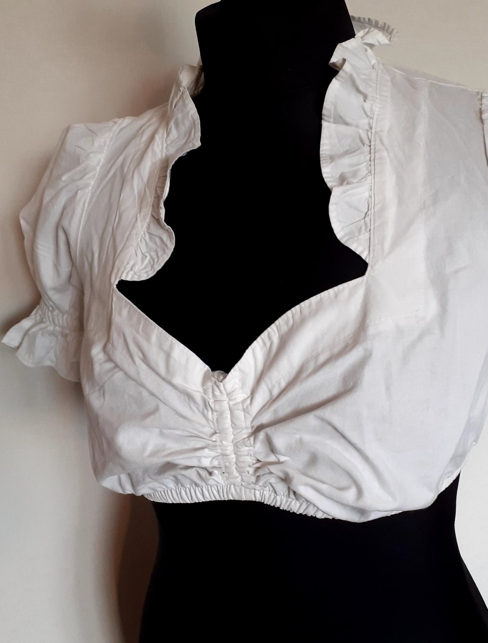 Trachtenpoint Trachtenbluse Dirndlbluse 36 weiß
mit kleinem blauen Fleck auf dem Ärmel