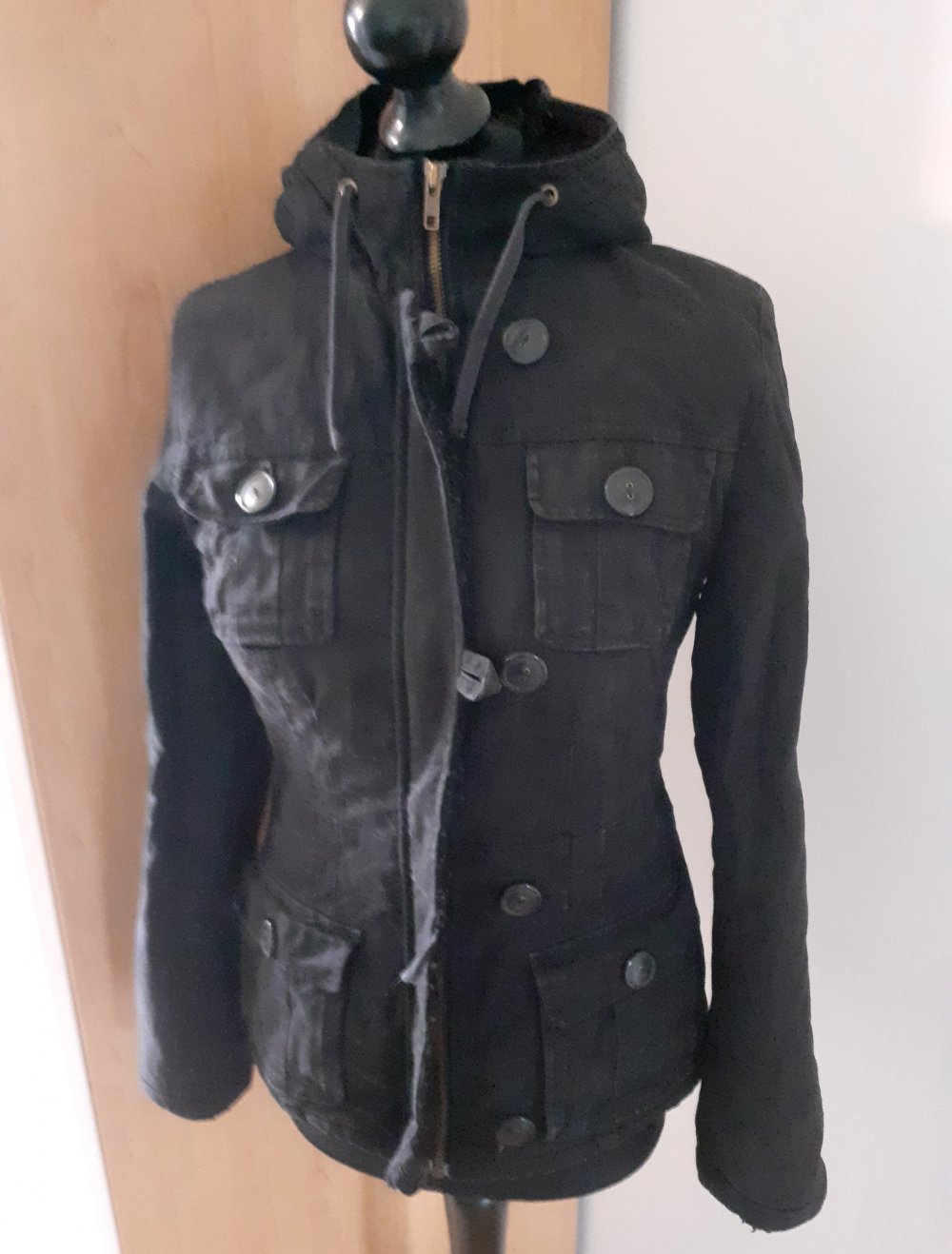 Schwarze Damenjacke Felljacke 36 H&M Baumwolle Winterjacke
innen komplett mit Kunstfell gefüttert
Sehr warm und gemütlich
mit vielen aufgesetzten Taschen und Kapuze 
Obermaterial 100% Baumwolle