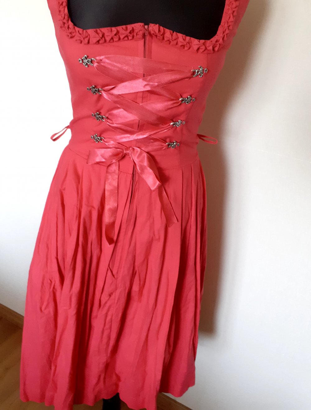 Almsach Midi-Dirndl 36 pink Trachtenkleid
Vorne mit Reißverschluss und Satin Corsagenbindeband 
Aktueller Barbie-Trend 
100% Baumwolle 
Mit hübschen Rüschen am Dekolete 
Inklusive pinkfarbener Schürze mit weißen Punkten polka Dots
Ohne Bluse